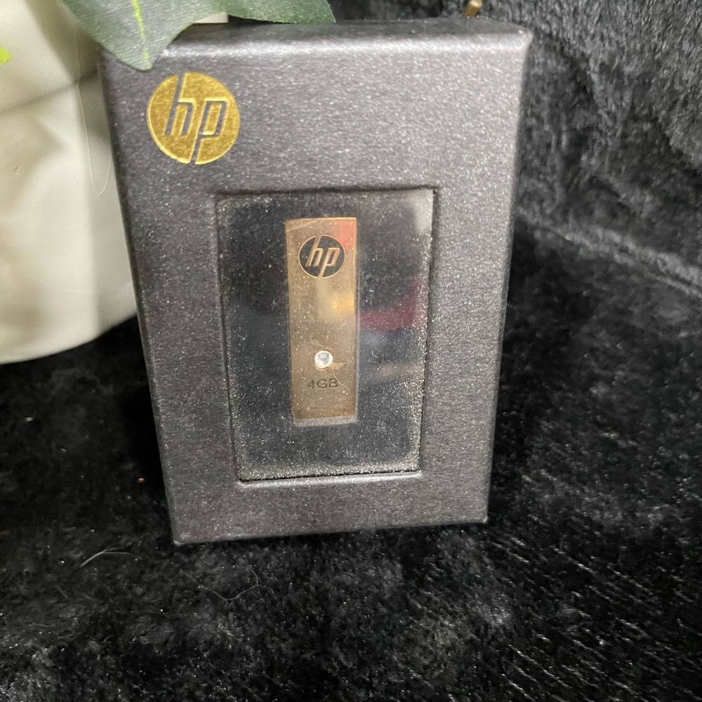 HP Gold USB Flash Drive
